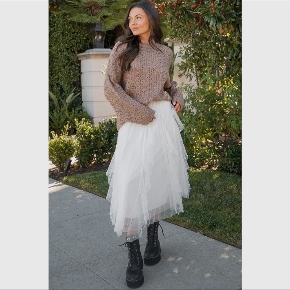 Chic White Tulle A-Line Skirt - Picture 4 of 6